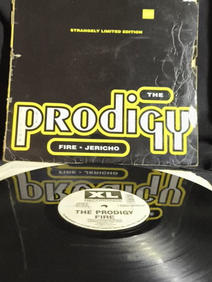 The Prodigy Fire βινύλιο μεταχειρισμένο, φθορά στο εξώφυλλο