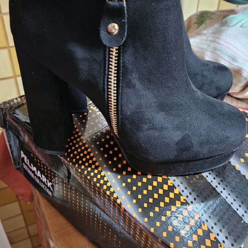 Suede high-heeled boots like new, size 38-39, black