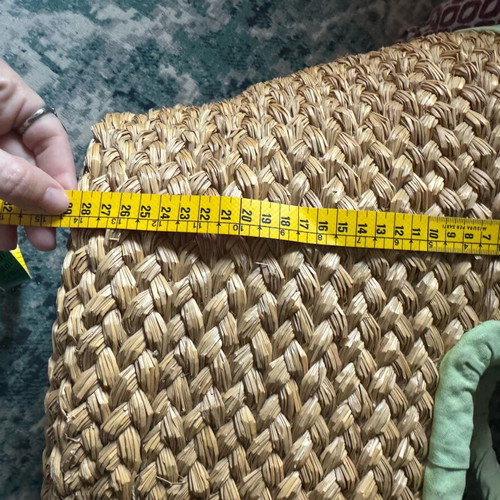 Straw handbag used with green details and flower decoration