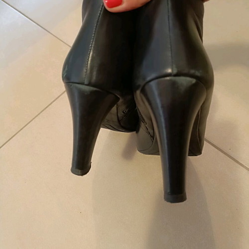 Carmens leather ankle boots like new, black, size 40