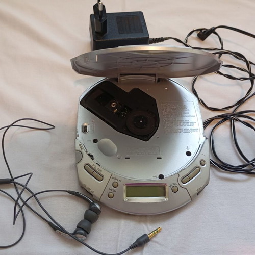 Sony MP3 CD Walkman D-CJ501 used with original charger and in-ear headphones