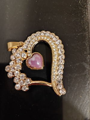 Pendant like new, gold color without chain