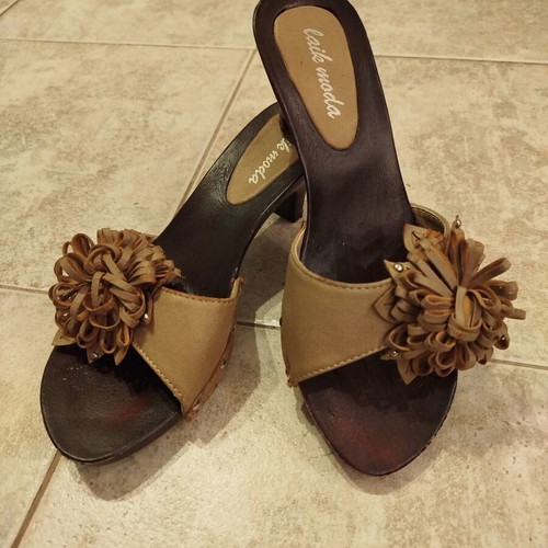 Mule shoes used with wooden heel and leather flower decoration