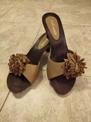 Mule shoes used with wooden heel and leather flower decoration