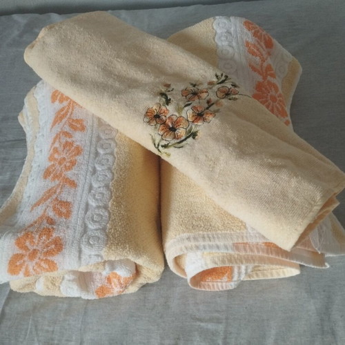 Towel set 3 pieces, like new, cream with floral embroidery