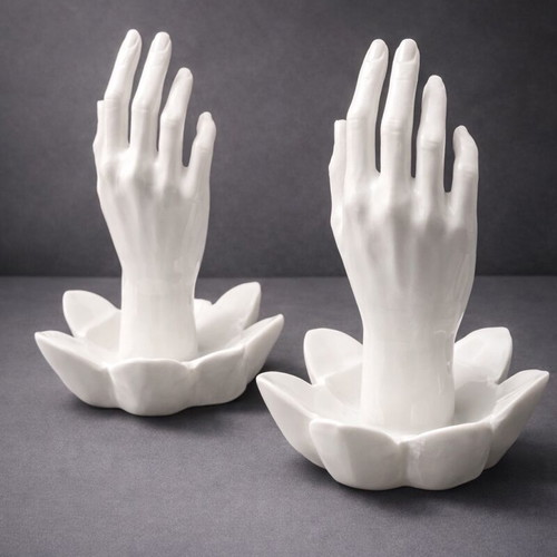 Ring holder new in hand shape, white
