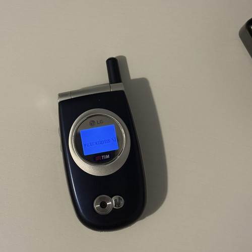 Vintage LG C2200 flip phone (2004), blue, with camera