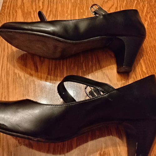 Stefania leather pumps like new, very comfortable, size 39, black