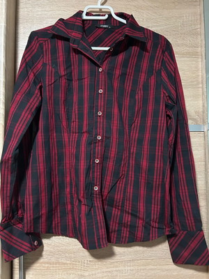 Shirt black and red like new, slim fit, size XL