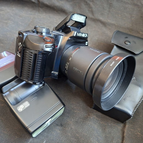 Minolta Dynax 600si Classic Black camera like new with lens and genuine flash