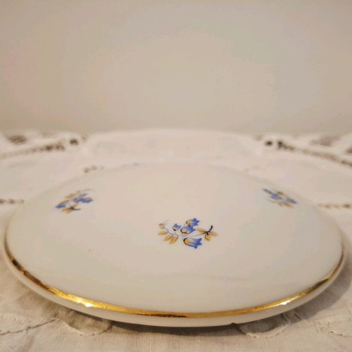 Porcelain lid like new with blue and gold flowers