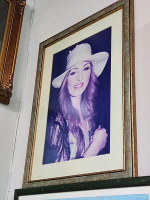 Framed photo of Elena Paparizou in like new condition