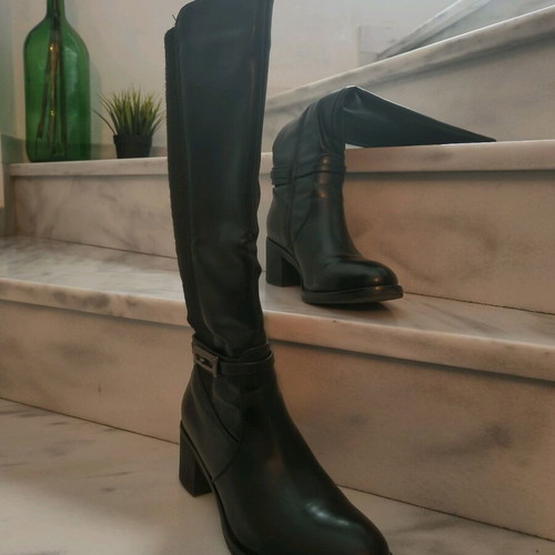 Black boots size 39 like new with low heel