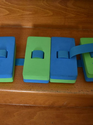 Ζώνη κολύμβησης μεταχειρισμένη με έξι τουβλάκια