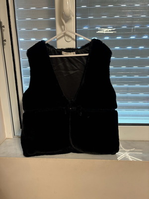 Fur vest No 14 girl like new, black