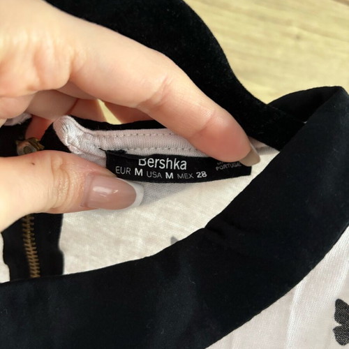Bershka short-sleeve blouse like new, white with black hearts and collar