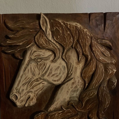Carved horse on wood new, 40x40 cm
