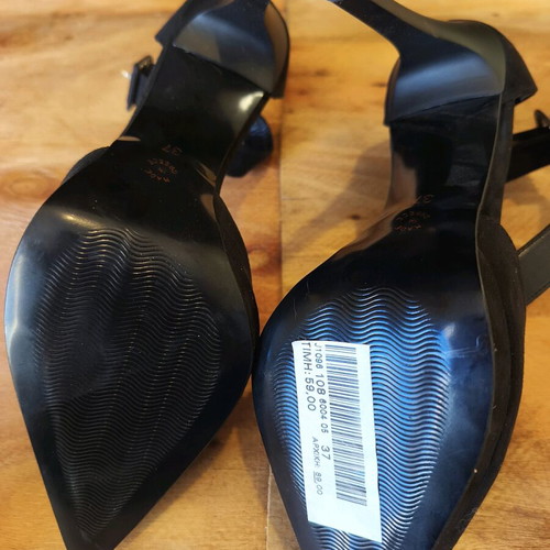 Entro pumps size 37 like new, black leather interior, suede exterior