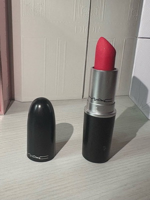MAC Retro Matte Lipstick Relentlessly Red like new