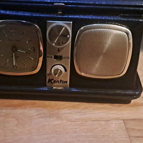 Kenton table clock alarm radio like new in leather case