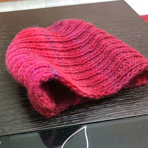 Women's knitted handmade hat like new, size M