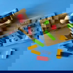  2 Βρεφικά ξύλινα παιχνίδια Plan Toys. Θαυματουργός πάγκος σε σχήμα μισοφέγγαρου με 8 χρωματιστές μπάλες και Βάση γεωμετρικών σωμάτων.