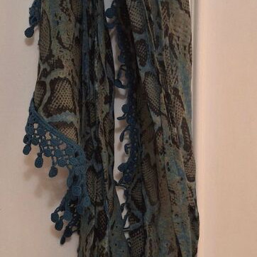 Scarf new triangular shape, black and green