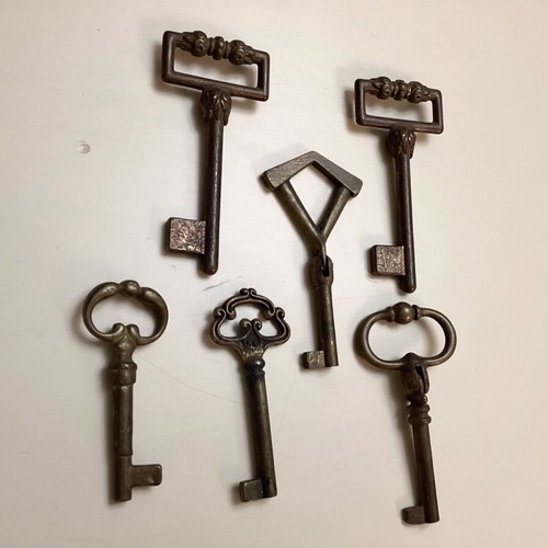 Vintage metal keys set of 6 used, Italy