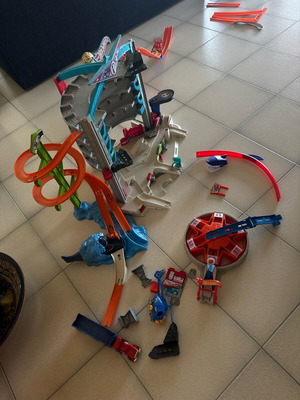 Hot Wheels Mega Garage παιχνίδι μεταχειρισμένο με Fast Blast Car Park και νταλίκα