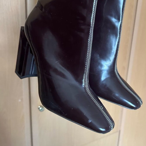 Burgundy ankle boots size 39 like new with impressive heel and zipper