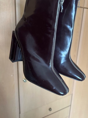 Burgundy ankle boots size 39 like new with impressive heel and zipper