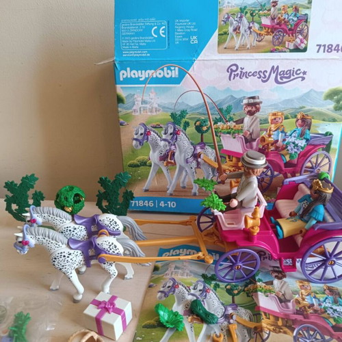 Playmobil carriage used, missing one figure