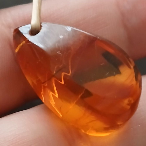 Amber pendant A quality, 3 cm, like new
