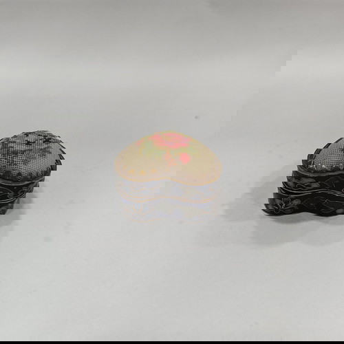 Vintage Μικρό Cloisonne κουτί με χειροποίητο κέντημα στο καπάκι του 1940