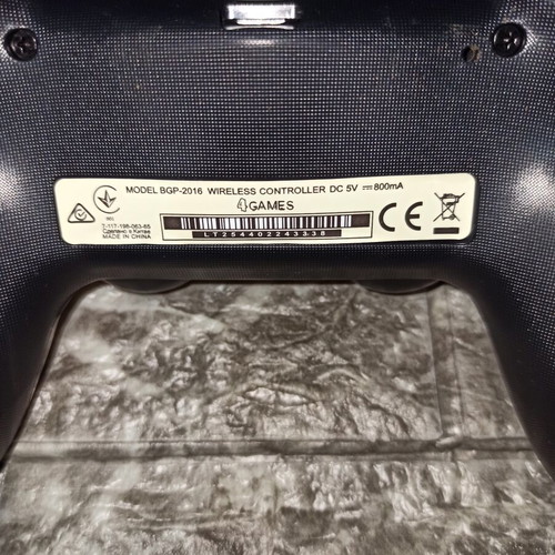 Ps4 controller like new, charges but does not turn on, for parts or repair
