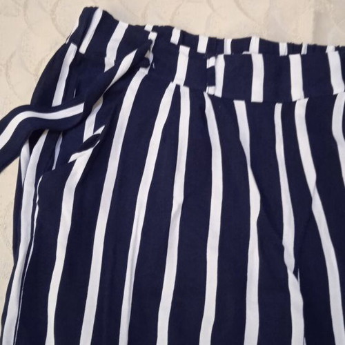 Short pants like new, dark blue, size medium