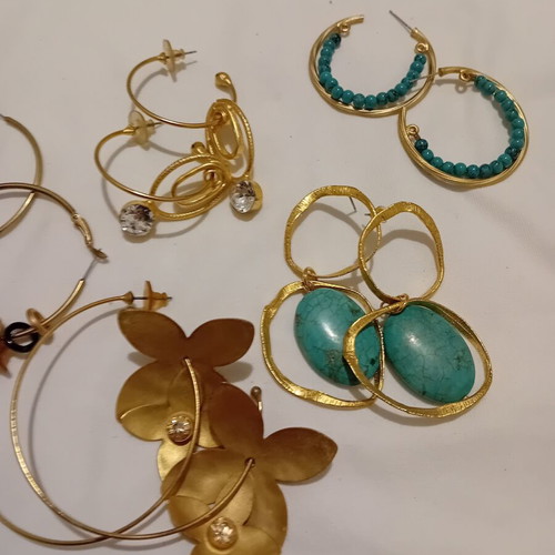 Earrings pack of 5 pairs like new