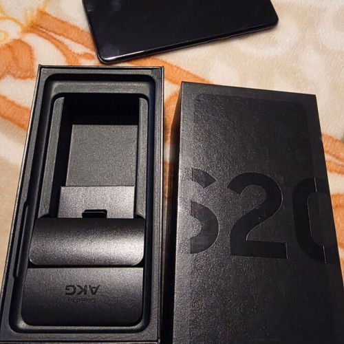 Samsung Galaxy S20+ Cosmic Black 128GB used with minor crack and scratch