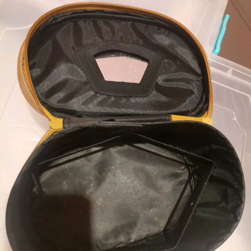 Women's toiletry bag used with mirror and zipper