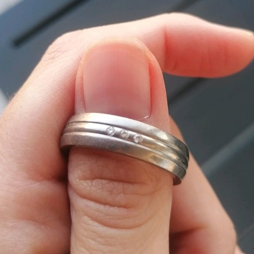 Wedding ring with 3 rhinestones like new, silver