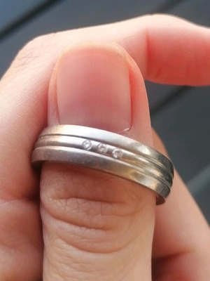 Wedding ring with 3 rhinestones like new, silver