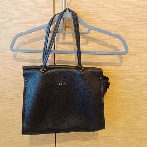 Axel shoulder bag black like new with 3 compartments