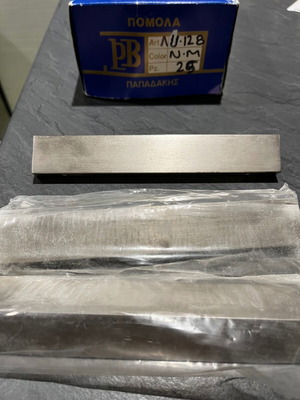 Cabinet handles like new, 24 pieces, nickel, minimal design