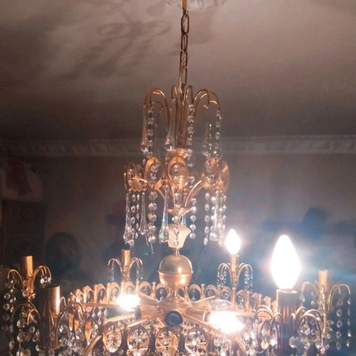 Chandelier vintage with 12 lamps, brass and crystals used
