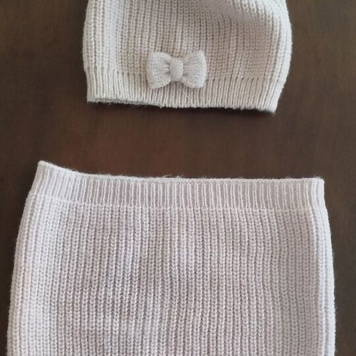 Children's girls set hat and neck warmer 4-8 years like new