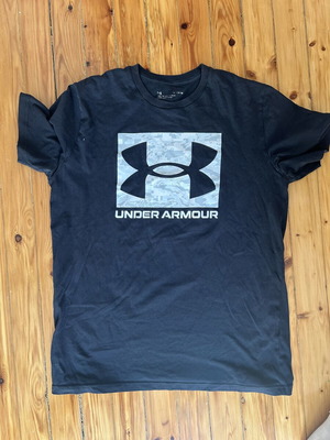 Under Armour μαύρη μπλούζα σαν καινούργιο, μέγεθος M