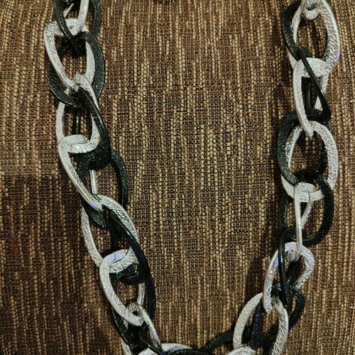Necklace new black and silver does not tarnish