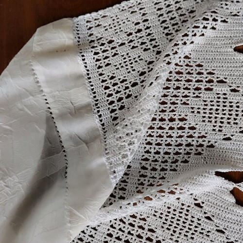 Handmade runner with floss lace like new 200x42 cm