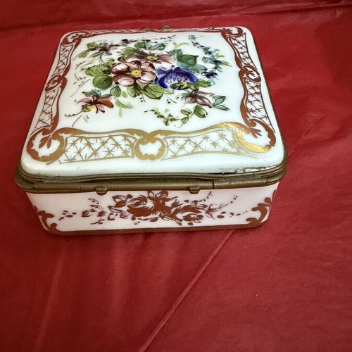 Sevre box in like new condition, 9x9x4 cm