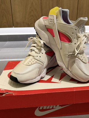 Nike Huarache sneakers new, size 38.5, white and red